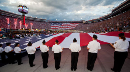 Американский флаг на стадионе. Фото: Bristol Motor Speedway & Dragway/flickr.com