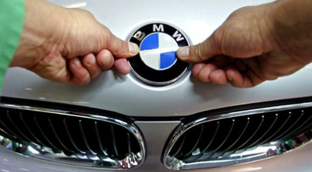 Германский концерн BMW решил начиная с 2010 года адаптировать оклады своих топ-менеджеров и рабочих у конвейера. Фото: AFP