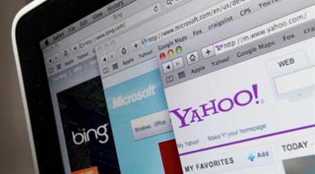 Сайтам газет сложно продавать рекламу из-за рекламных сетей Google  и Yahoo. Фото: AFP