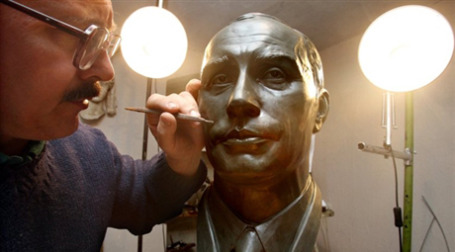 Шварценеггеру подарят бюст Путина. Фото: AFP