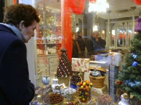 Европейцы сократят расходы на новогодние подарки. Фото: AFP