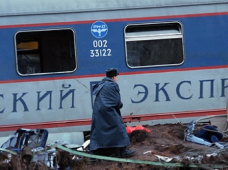 Поиск пострадавших на месте крушения пассажирского поезда