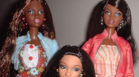 Темнокожие куклы от Mattel вызывают нарекания. Фото: racialicious.com