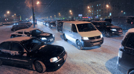 Движение на дорогах парализовало город. Фото: Митя Алешковский/BFM.ru