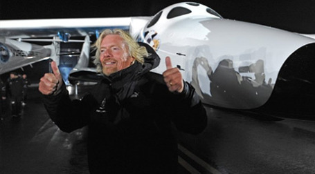 Глава бизнес-империи Virgin сэр Ричард Брэнсон впервые представил публике будущий первый пассажирский космический корабль SpaceShipTwo, на котором предполагается отправить туристов в космос. Фото: AFP