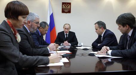 Владимир Путин объявил о грядущих изменениях в Кодексе по административным правонарушениям и Уголовном кодексе — чтобы повысить ответственность бизнеса. Об этом российский премьер-министр заявил на совещании в Перми в ночь на вторник. Фото: РИА Новости