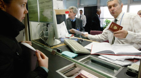 Обычный загранпаспорт подорожает с 400 до тысячи рублей, а биометрический — с тысячи до 2,5 тысяч рублей. Фото: РИА Новости