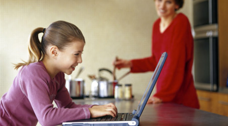 С одной стороны, российское общество достаточно стабильно и способно повысить качество своей жизни до приемлемого уровня. С другой - высокая удовлетворенность своей жизнью подавляет экономический рост. Фото: bt.com