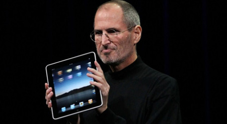 Стив Джобс демонстрирует iPad. Фото: AFP
