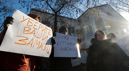 Сегодня в поселке «Сокол» прошел санкционированный митинг протеста жителей. Фото: Антон Белицкий/single-photo.ru