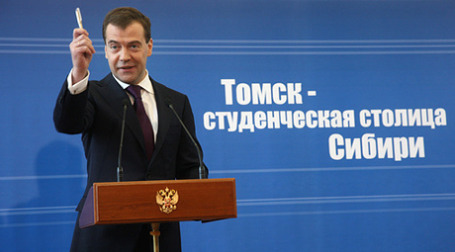 Президент Дмитрий Медведев в Томске призвал призвал наших олимпийцев к корректному поведению, а иностранных арбитров — к объективному судейству. Фото: РИА Новости