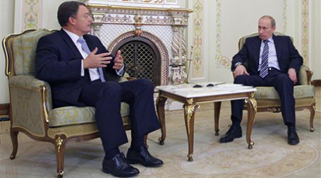 На встрече с Марселем Крамером Владимир Путин подтвердил, что работы на морском участке газопровода начнутся в апреле. Фото: AP