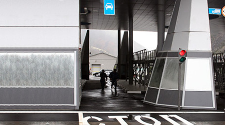 Если закон будет принят, таможенники смогут запрещать въезд и выезд автомобилей без международной страховки.Фото: РИА Новости