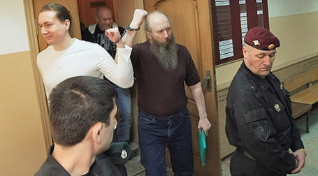 Сергей Зуев (в центре) в Наро-Фоминском городском суде. Фото: РИА Новости