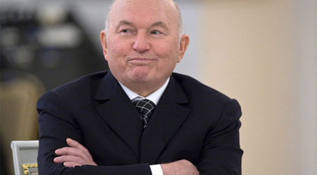 Юрий Лужков подписал сокращенный вариант президентского указа. Фото: РИА Новости
