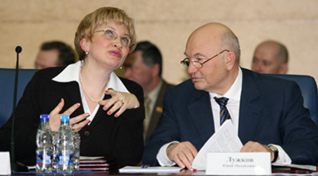 Мэр Москвы Юрий Лужков пообещал председателю Мосгорсуда Ольге Егоровой выделить на судебные нужды 2 миллиарда рублей. Фото: PhotoXPress