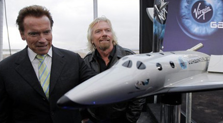 Ричард Бренсон начал вкладываться в космос задолго до адресованного бизнесу призыва Барака Обамы. Вероятно, уже в следующем году  его компания повезет в космос туристов, среди которых будут россияне. Фото: AP
