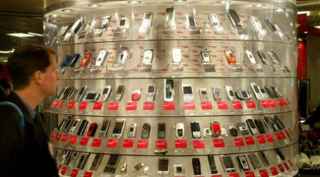В 2009 году впервые за восемь лет сократились продажи мобильных телефонов. Фото: AP