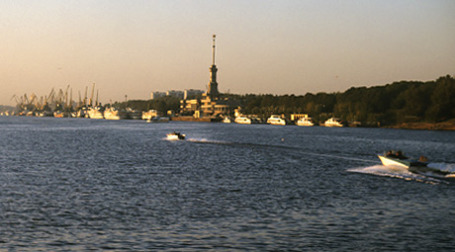 Благодаря кризису можно купить недорогие квартиры на самом берегу Москвы-реки. Фото: РИА Новости