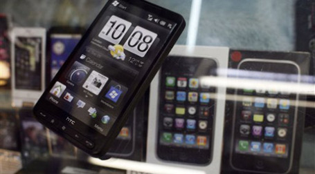 Apple обвинила HTC в нарушении 20 патентов. Фото: AP