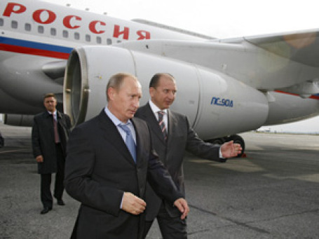 Владимир Путин и Владимир Артяков в аэропорту Самары. Фото: РИА Новости