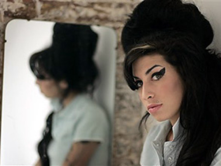 Эмми Уайнхаус, вдохновленная модой 1950-х, создала коллекцию одежды для британской марки Fred Perry. Фото: AP