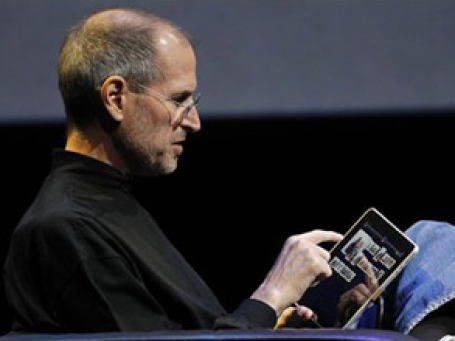 Глава Apple Стив Джобс демонстрирует iPad. Фото: AP