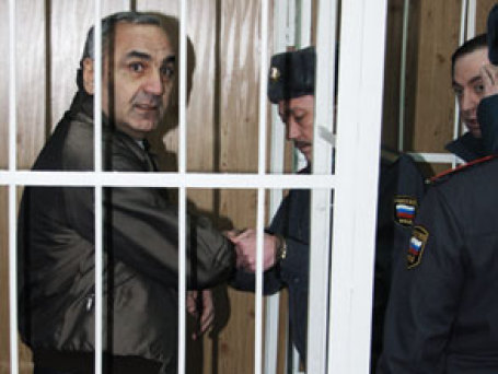 Тариел Ониани вошел в клетку только после того как ее тщательно обследовали приставы. Фото: РИА Новости