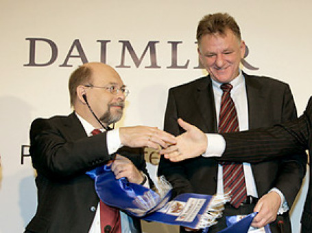 Слева направо представители Daimler: Эдгар Крокель, Андреас Реншир. Фото: РИА Новости