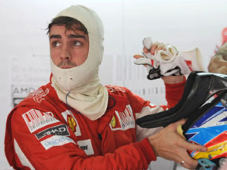 Пилот Формулы-1 Фернандо Алонсо готовится к заезду. Фото: ferrari.com