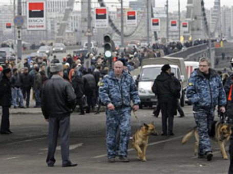 Крымская площадь через час после взрыва в метро «Парк культуры». Фото: AP
