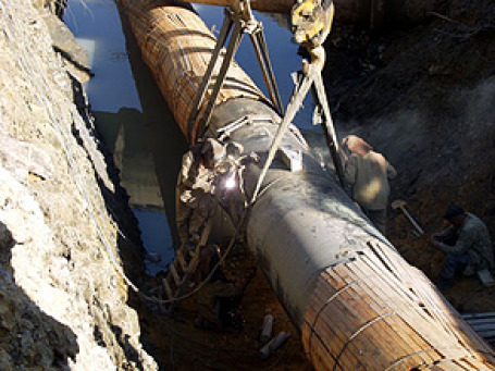 Пластиковая труба проходила через реку Большая Каменка и была на полметра закопана в землю на ее берегах. Фото: gazprom.ru