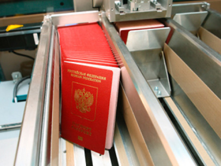 С 1-го апреля документы на внутренние и заграничные паспорта, в том числе 10-летнюю «биометрию», можно подавать через Интернет. Фото: РИА Новости
