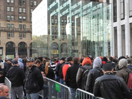 Очередь за iPad в магазин Apple Store на 5-й Авеню в Нью-Йорке. Фото: AP