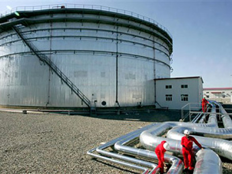 Ценам на нефть удалось достичь 70 долларов за баррель на торгах в четверг после минимальных за последние семь месяцев значений. Фото: AP