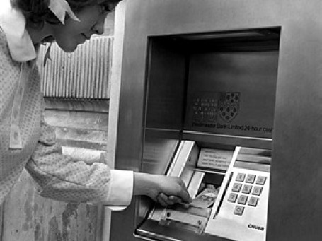 Первый банкомат, изобретенный Джоном Шепард-Барроном, был установлен в лондонском отделении Barclays Bank.Фото: AP