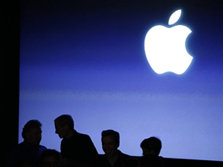 К закрытию торгов в среду капитализация Apple составила 221,36 млрд долларов, у Microsoft — 219,35 млрд долларов. Фото: АР