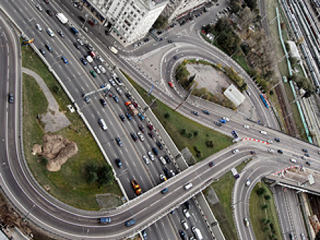 Сейчас в столице не хватает примерно 450 км магистралей. Фото: GELIO/flickr.com
