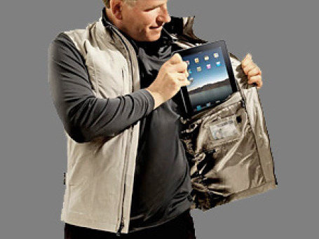 Поклонники iPad столкнулись с проблемой его транспортировки. Фото: Scottevest.com