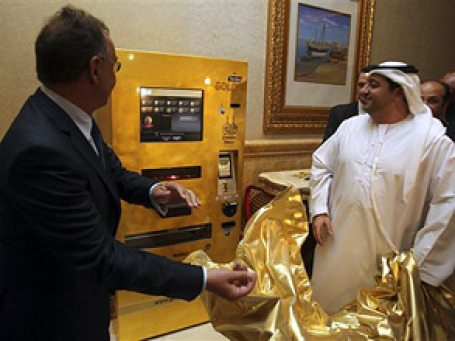 В отеле Emirates Palace появился торговый автомат, продающий золотые слитки. Фото: AP