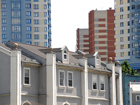 Продавцы готовятся к летним каникулам, а покупатели не желают откладывать решение жилищного вопроса. Фото: Митя Алешковский/BFM.ru