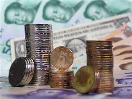 Китай сохранил обменный курс юаня к доллару на прежнем уровне, несмотря на заявления в конце прошлой недели о том, что de facto снимает привязку. Фото: AP