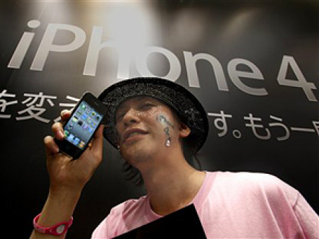 Эксперты прогнозируют, что Apple может продать сегодня миллион трубок iPhone 4. Фото: AP