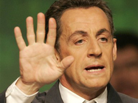 Французская оппозиция и правящая элита требуют от президента Николя Саркози объяснений. Фото: AP