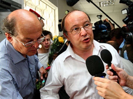 Юрий Самодуров и Андрей Ерофеев не согласились с приговором суда, но были рады, что не отправились в колонию. Фото: РИА Новости