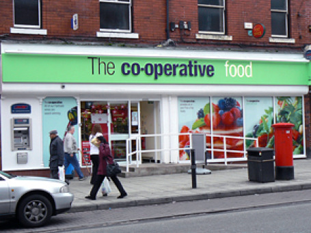 Со следующего года супермаркеты Co-operative будут принимать к оплате бесконтактные платежные карты. Фото: jlcwalker/flickr.com
