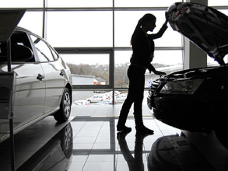 Купить в этом году автомобиль планируют всего 8% россиян. Фото: РИА Новости