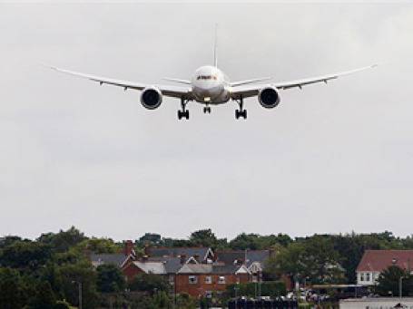 Прибытие на Фарнборо-2010 новейшего самолета Boeing 787 Dreamliner многие уже окрестили самым ожидаемым событием выставки. Фото: AP