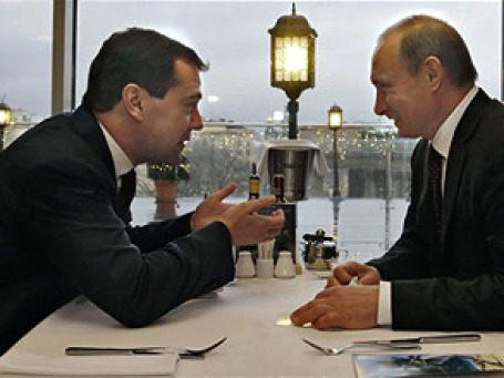 Судя по декларациям о доходах за 2009 год, российский президент Дмитрий Медведев заработал 3,35 млн рублей, а премьер Владимир Путин — 3,9 млн рублей. Фото: AP