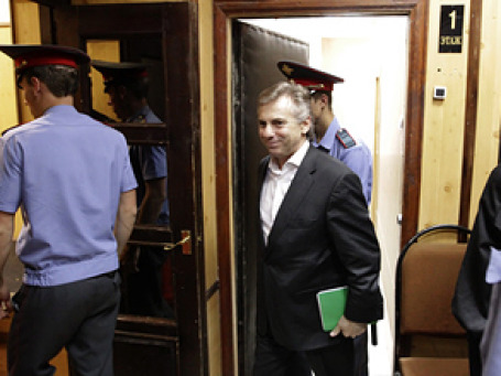 Бизнесмен Юрий Финк перед началом судебного заседания. Фото РИА Новости